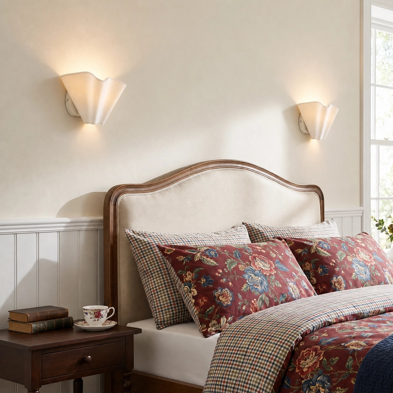 Modern Classic Linen Shade Scalloped Wall Lamp