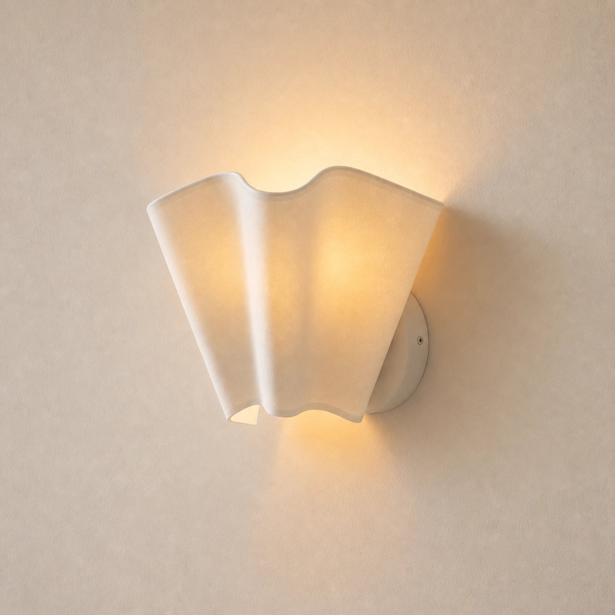Modern Classic Linen Shade Scalloped Wall Lamp
