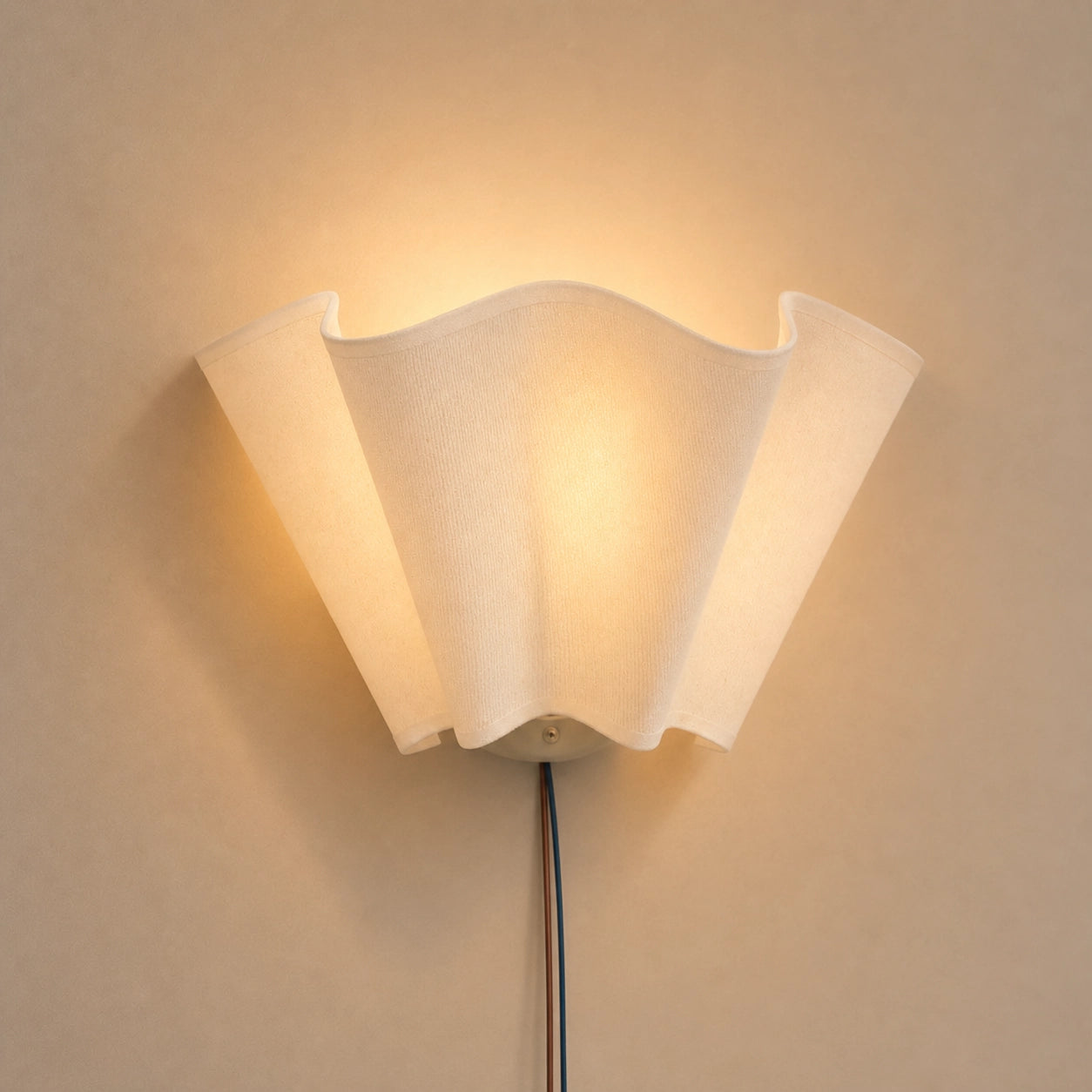 Modern Classic Linen Shade Scalloped Wall Lamp